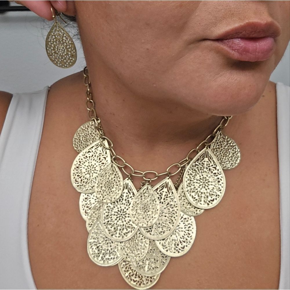 Vintage Gold Tone Teardrop Disc Bib Necklace And Earring Set